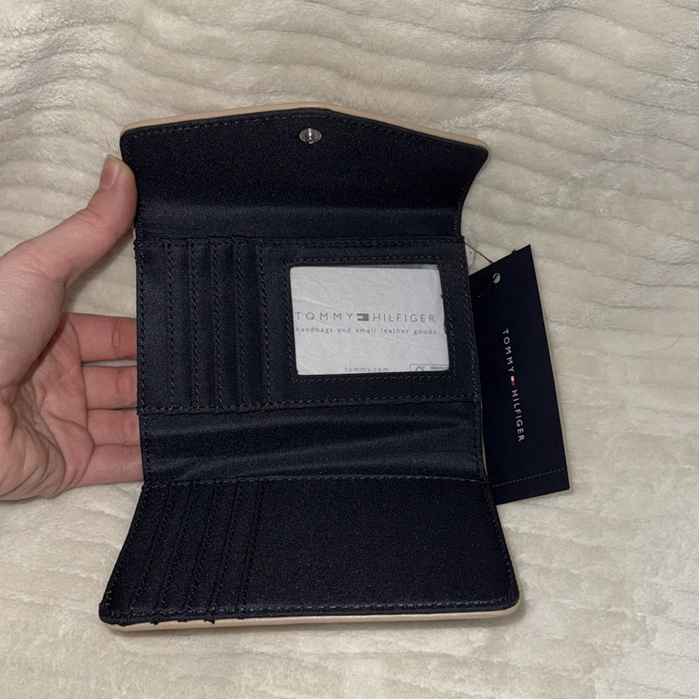Tommy Hilfiger Tan and White Women's Wallet - Picture 5 of 9